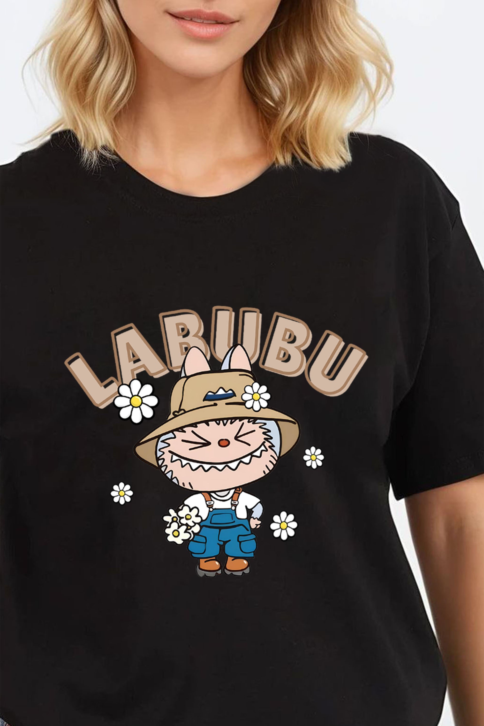 Regular Fit T-shirt in Labubu Daisy Farmer Print