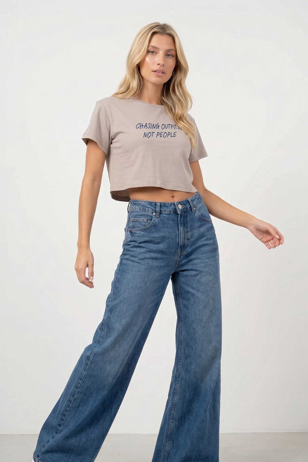 Cropped T-shirt in Chasing Outfit Not People Print